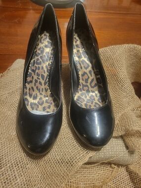 Classic Black Women's Patent Pumps with Leopard Insole